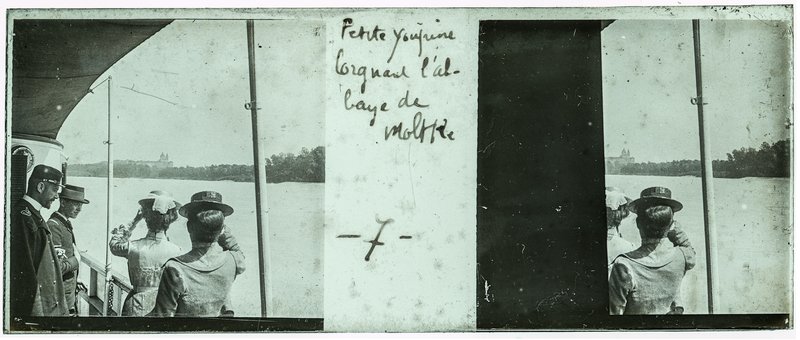 Petite youpine lorgnant l'abbaye de Molhke — Autriche-Melk Abbaye de Melk — 1902