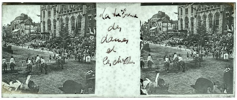 La tribune des dames et les chevaliers — Belgique-Bruges Grand Place -