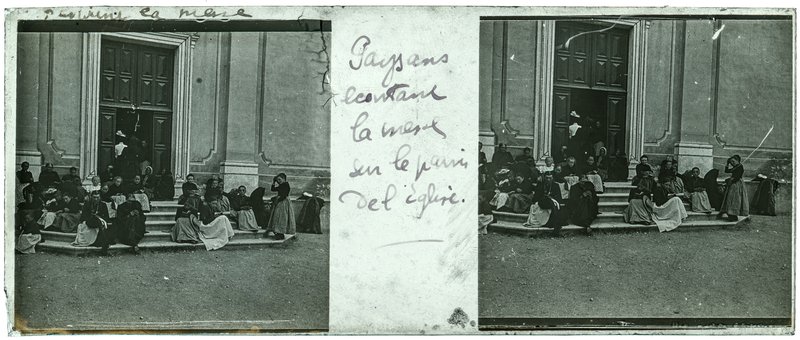 Paysans écoutant la messe sur le parvies de l'Eglise