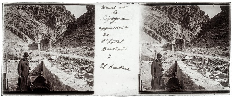 Henri et la Cigogne apprivoisée de l'Hotel Bertrand à El Kantara — Algérie-El Kantara Hotel Bertrand — 1929