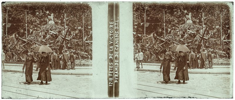 1218 - Fêtes de la victoire : Pyramide de canons S.T.L. — France-Paris rond point des Champs-Elysées — 1919